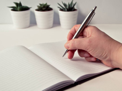 绩效的扣款惩罚多、激励奖励少 